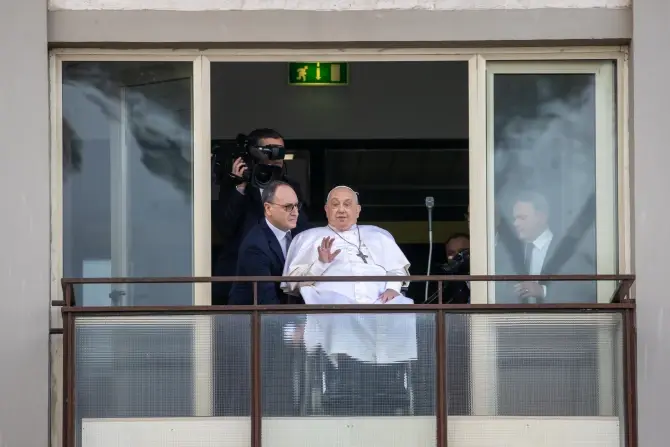 Pope Francis waves from a balcony at Gemelli Hospital in Rome on Sunday, March 23, 2025, following weeks of hospitalization for bilateral pneumonia. (Photo: Daniel Ibáñez/CNA)