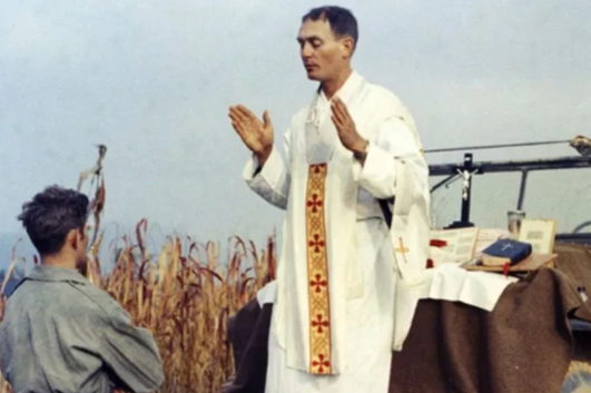 Father Emil Kapaun celebrates Mass using the hood of a Jeep as his altar on Oct. 7, 1950. (Photo: Public domain)