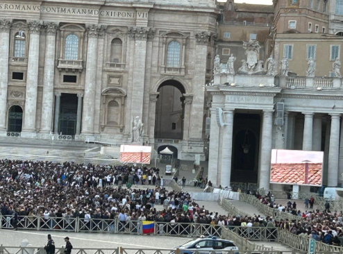 Television screens display the famous Sistine Chapel chimney, where smoke is expected to arise soon after the first round of voting in the conclave, Vatican City, Wednesday, May 7, 2025. (Photo: EWTN News)