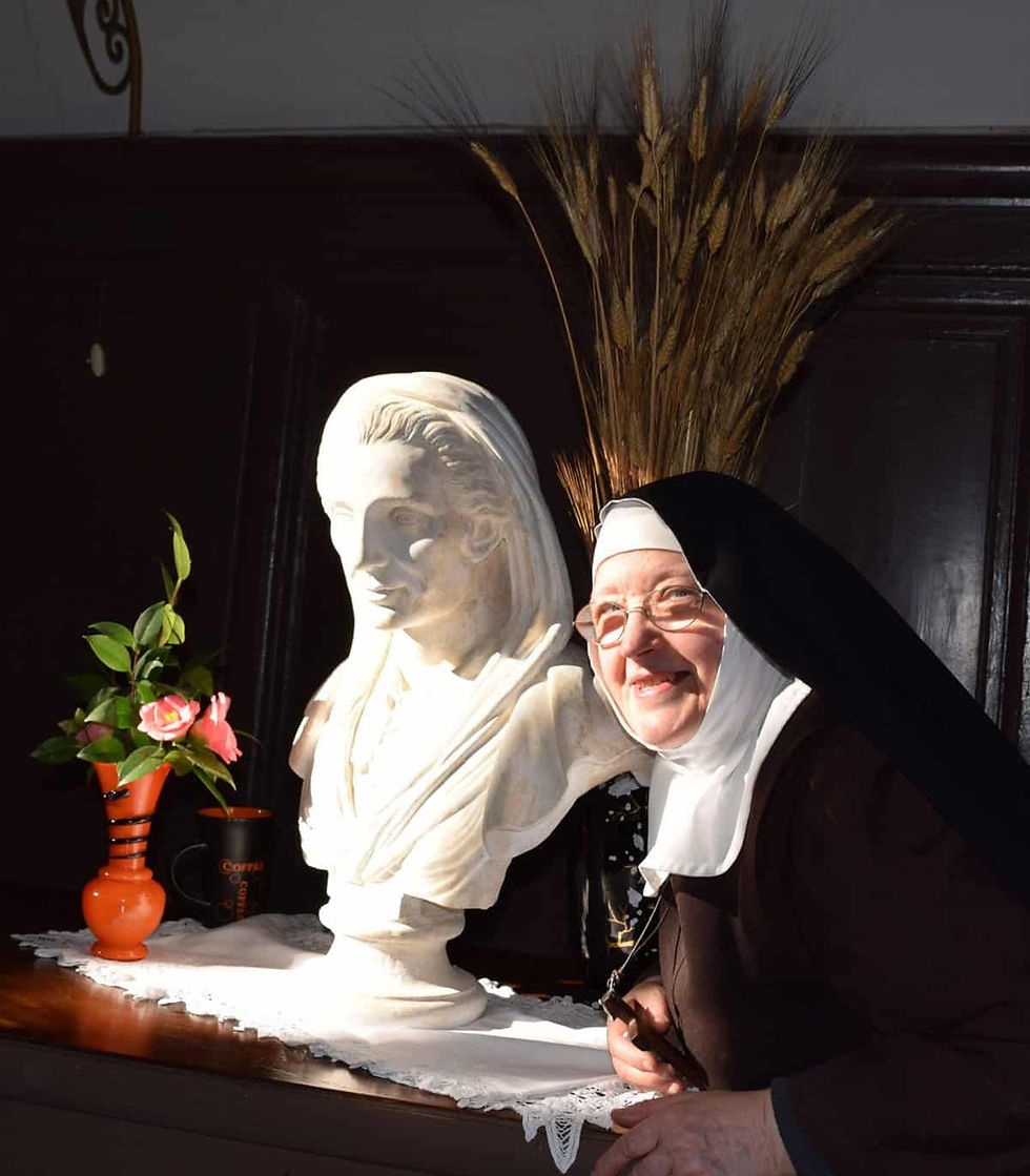 Sr. Maria Luisa, who lives at Naples’ St. Maria in Jerusalem monastery, before coming to the community, saw a woman in a dream who invited Luisa to her home. When she first visited the proto-monastery and saw this bust of Bl. Maria LorenzaLongo in the refectory, she then knew who it was that had invited her.