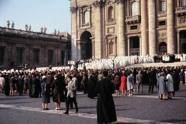 Grand procession of the council fathers at St. Peter’s Basilica, Oct. 11, 1962. Photo credit: Peter Geymayer/Wikimedia Commons/Public domain
