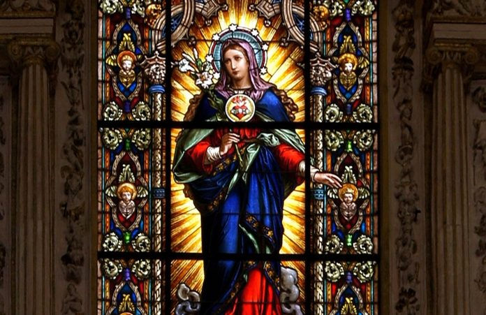 Stained glass window of the Immaculate Heart of Mary in the Cathedral of Cordoba, Spain. (Photo: Wikimedia Commons/Public Domain)