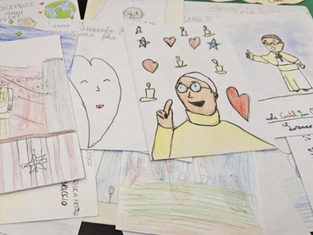 PHOTOS: Pope Francis receives get-well cards, drawings from schoolchildren in Rome