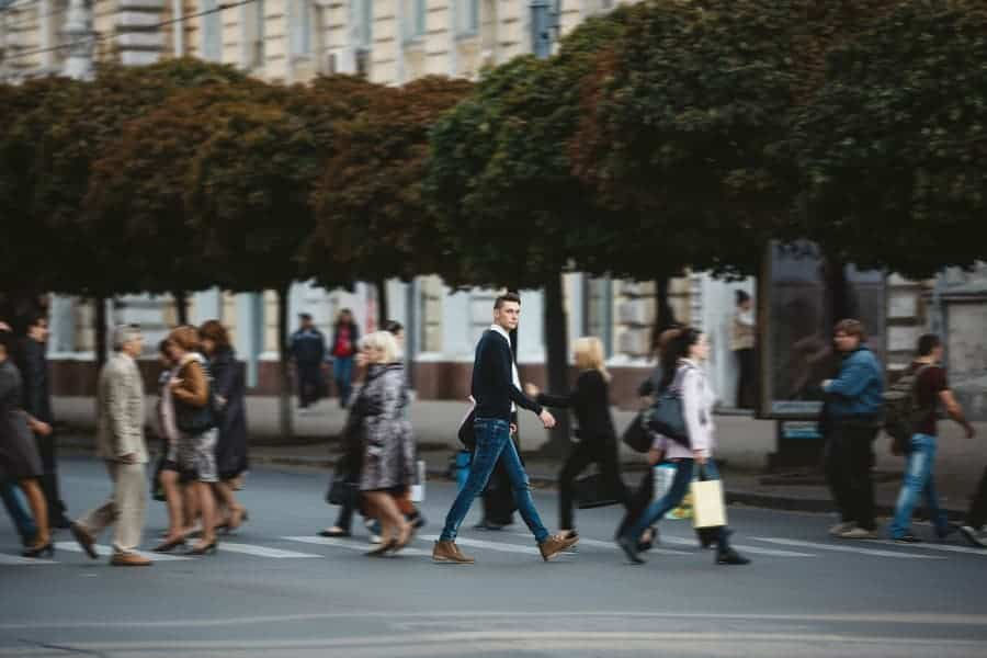 Young man cross the street at a crosswalk (Photo: Freepik)