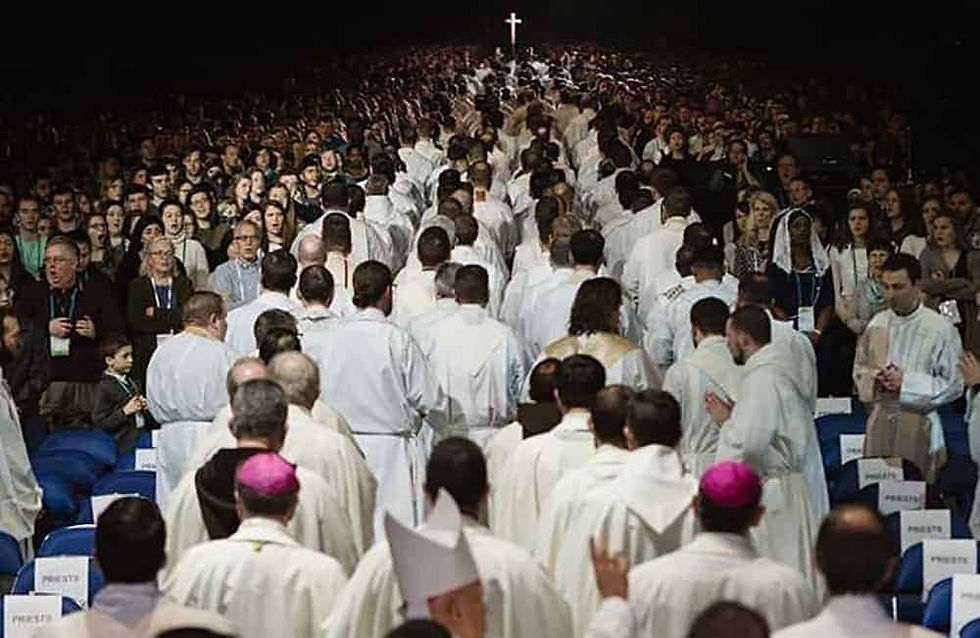 Large crowd, priests, and cardinals