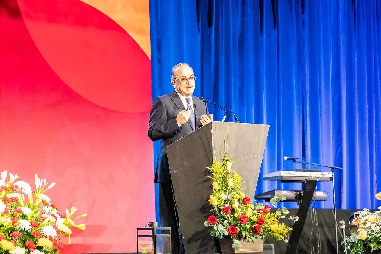 Dr. Ricardo Castañón opened the Convention with talks on faith and Eucharistic miracles.