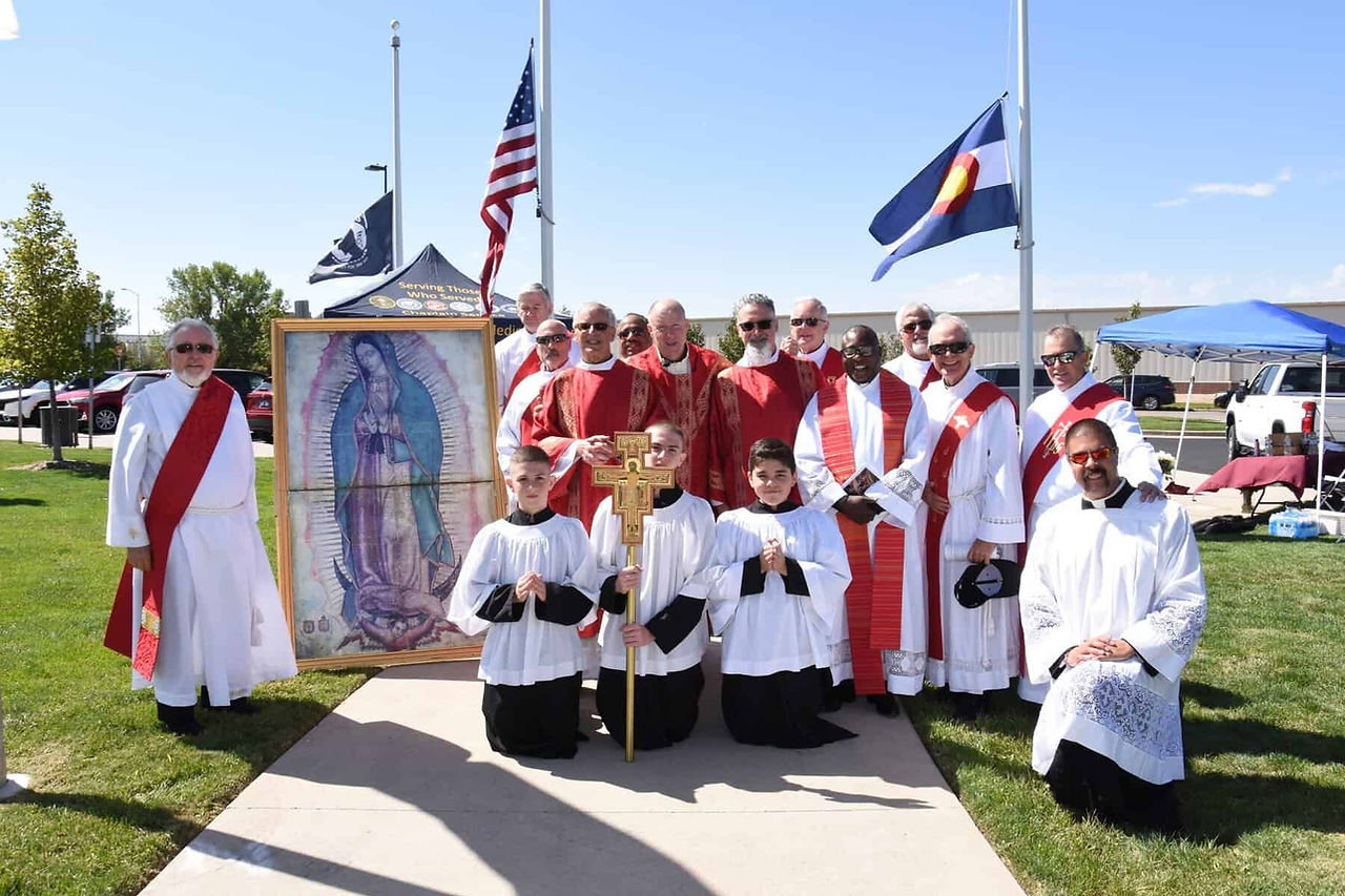 Hundreds gathered in prayerful support of veterans (Photo by James Baca) 