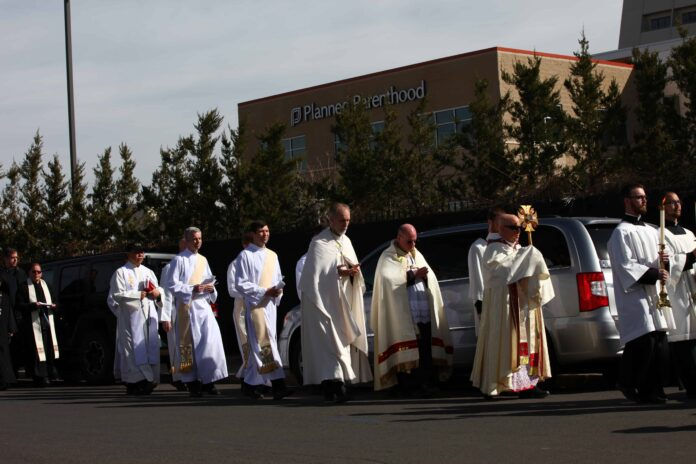 Eucharistic procession around a Planned Parenthood building