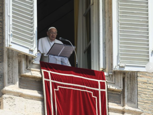 Pope Francis: In the silence of adoration we receive God’s grace