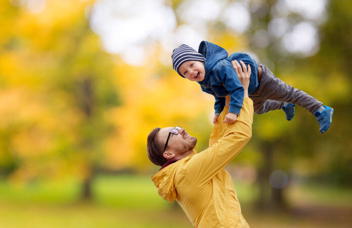 family, childhood and fatherhood concept - happy father and little son playing and having fun outdoors over autumn park background (Photo: Adobe Stock)