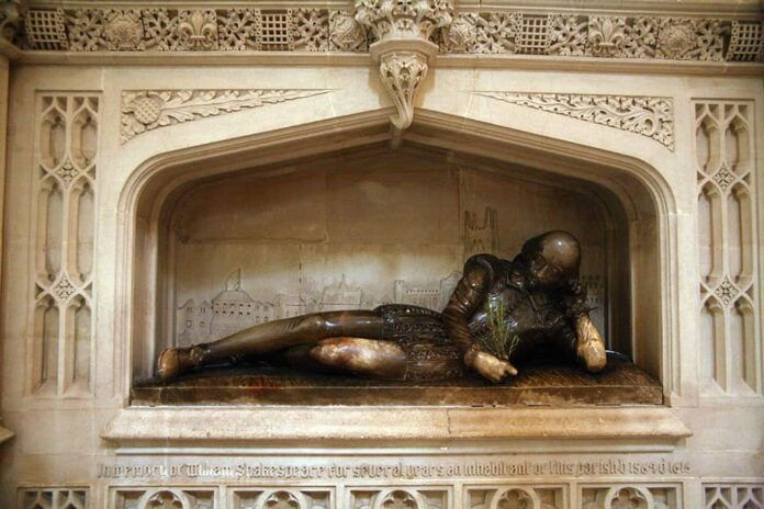 Statue of William Shakespeare lounging